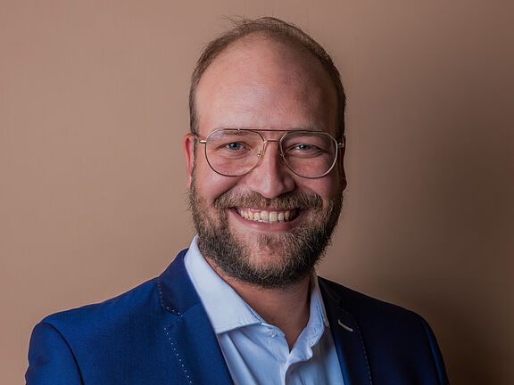 15-6-2026_Nando_Oberli_Gemeinderat_Eglisau_Portraits_Pati_Grabowicz_HIGHRES-11.jpg